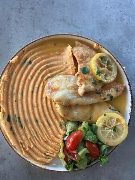 Scaloppina cu Sos de Lămâie și Piure de Cartof Dulce